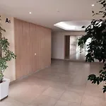Appartement 2 Pièces Climatisé Avec Balcon Dans Le Vieil Antibes, Résidence Avec Ascenseur *