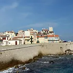 Appartement 2 Pièces Climatisé Avec Balcon Dans Le Vieil Antibes, Résidence Avec Ascenseur Antibes