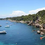 2 Pièces Climatisé Avec Balcon Dans Le Vieil Antibes, Résidence Avec Ascenseur Appartement Antibes