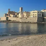 2 Pièces Climatisé Avec Balcon Dans Le Vieil Antibes, Résidence Avec Ascenseur *