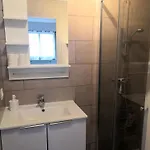 2 Pièces Climatisé Avec Balcon Dans Le Vieil Antibes, Résidence Avec Ascenseur Appartement Antibes