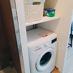 Appartement 2 Pièces Climatisé Avec Balcon Dans Le Vieil Antibes, Résidence Avec Ascenseur *
