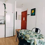 2 Pièces Climatisé Avec Balcon Dans Le Vieil Antibes, Résidence Avec Ascenseur