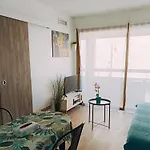 Appartement 2 Pièces Climatisé Avec Balcon Dans Le Vieil Antibes, Résidence Avec Ascenseur