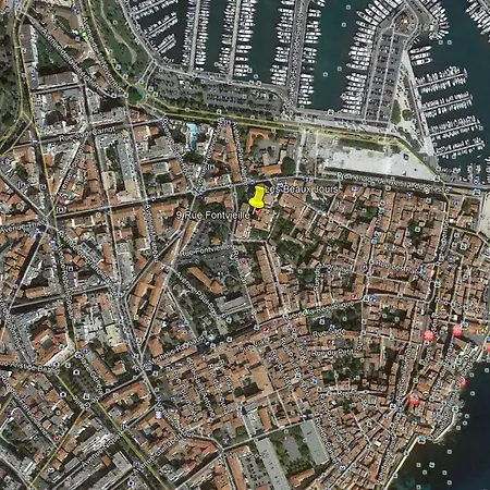 2 Pièces Climatisé Avec Balcon Dans Le Vieil Antibes, Résidence Avec Ascenseur Appartement Antibes