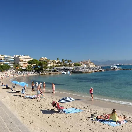 2 Pièces Climatisé Avec Balcon Dans Le Vieil Antibes, Résidence Avec Ascenseur Antibes