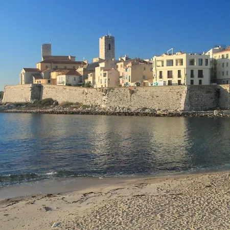 2 Pièces Climatisé Avec Balcon Dans Le Vieil Antibes, Résidence Avec Ascenseur *