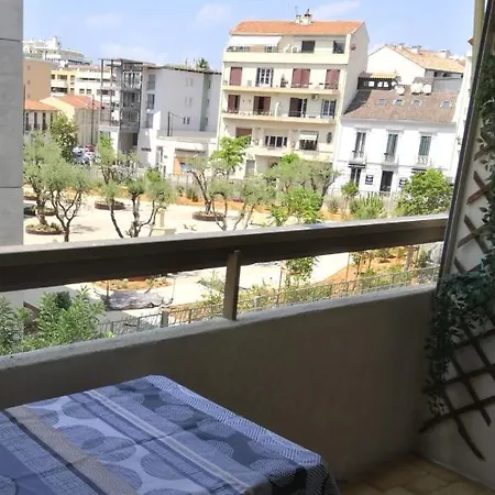 2 Pièces Climatisé Avec Balcon Dans Le Vieil Antibes, Résidence Avec Ascenseur Antibes