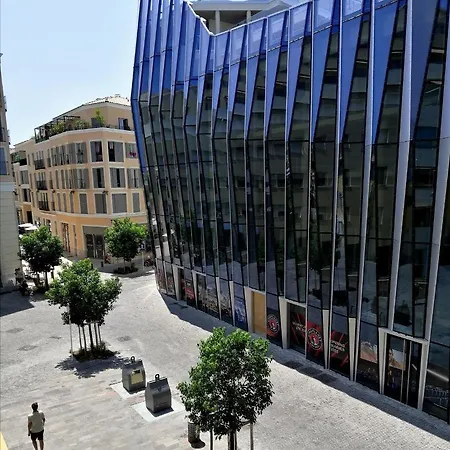 2 Pieces Climatise Avec Balcon Dans Le Vieil Antibes, Avec Ascenseur 昂蒂布