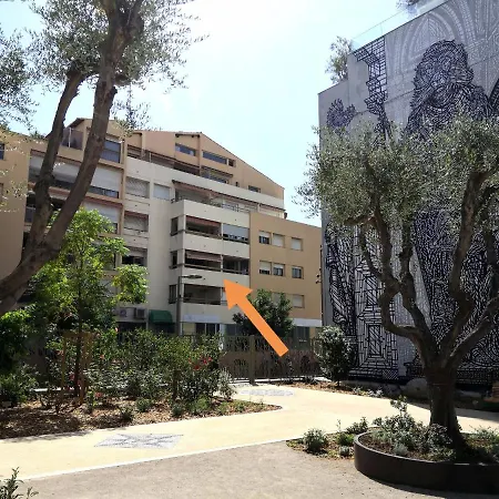 2 Pièces Climatisé Avec Balcon Dans Le Vieil Antibes, Résidence Avec Ascenseur Appartement Antibes