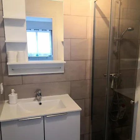2 Pièces Climatisé Avec Balcon Dans Le Vieil Antibes, Résidence Avec Ascenseur Apartamento Antibes