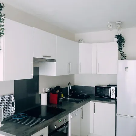 2 Pièces Climatisé Avec Balcon Dans Le Vieil Antibes, Résidence Avec Ascenseur Apartamento Antibes
