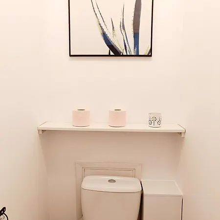 2 Pieces Climatise Avec Balcon Dans Le Vieil Antibes, Avec Ascenseur Antibes