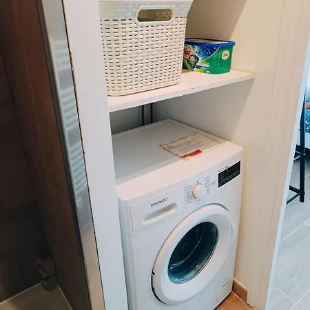 Apartamento 2 Pièces Climatisé Avec Balcon Dans Le Vieil Antibes, Résidence Avec Ascenseur *
