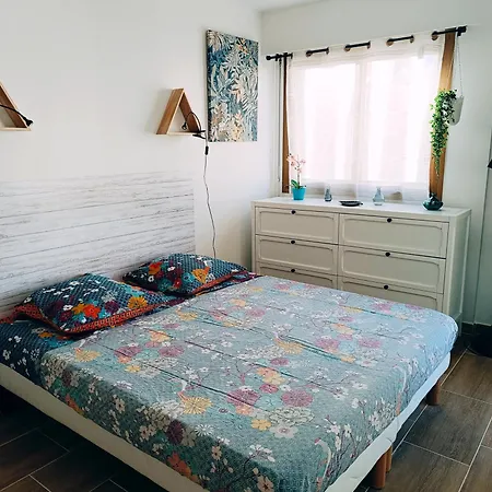 2 Pièces Climatisé Avec Balcon Dans Le Vieil Antibes, Résidence Avec Ascenseur