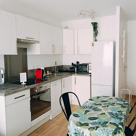 Appartement 2 Pièces Climatisé Avec Balcon Dans Le Vieil Antibes, Résidence Avec Ascenseur