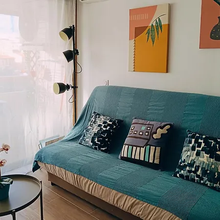 2 Pièces Climatisé Avec Balcon Dans Le Vieil Antibes, Résidence Avec Ascenseur Appartement