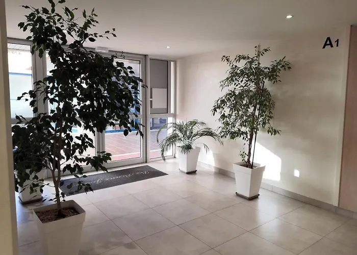 2 Pieces Climatise Avec Balcon Dans Le Vieil Antibes, Avec Ascenseur 公寓 *