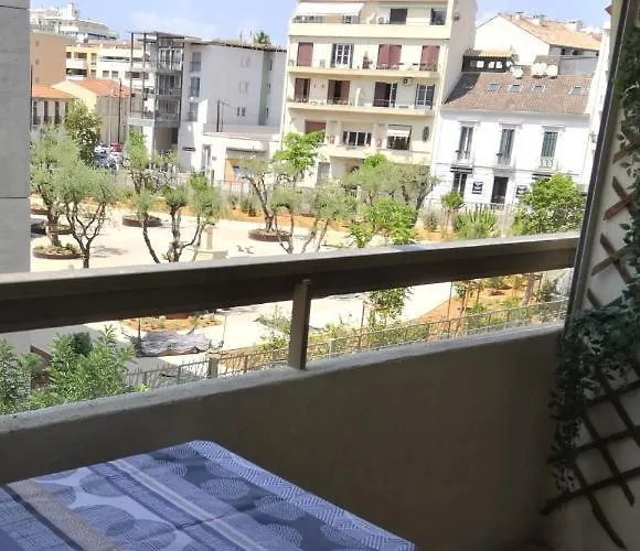 2 Pieces Climatise Avec Balcon Dans Le Vieil Antibes, Avec Ascenseur 昂蒂布
