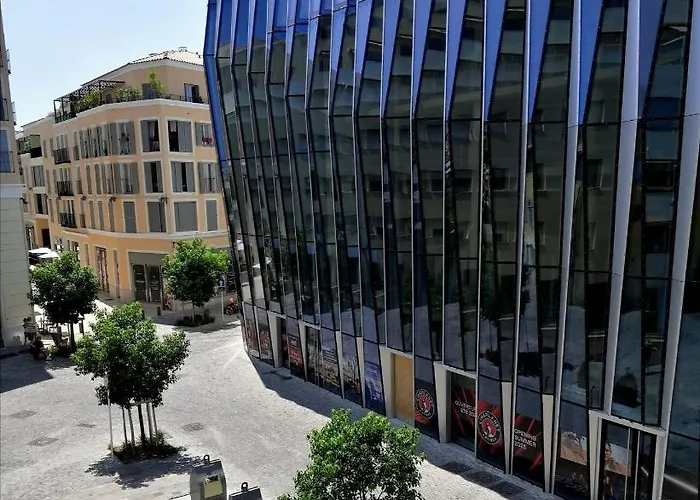 2 Pieces Climatise Avec Balcon Dans Le Vieil Antibes, Avec Ascenseur 昂蒂布