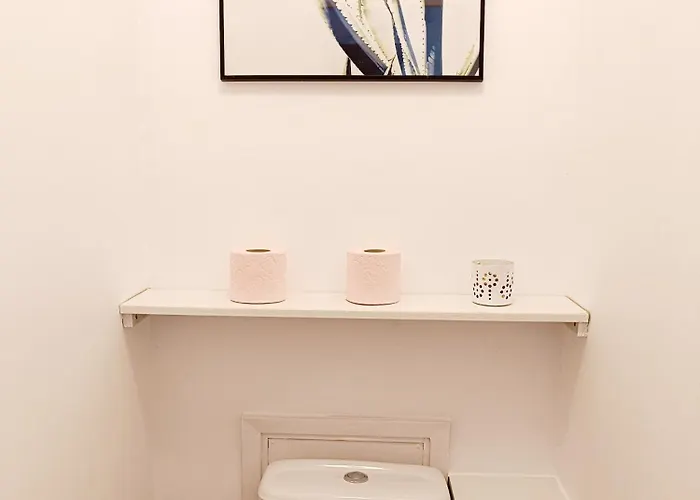 2 Pieces Climatise Avec Balcon Dans Le Vieil Antibes, Avec Ascenseur Antibes