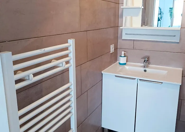 2 Pieces Climatise Avec Balcon Dans Le Vieil Antibes, Avec Ascenseur 公寓