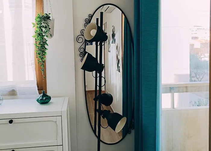 2 Pieces Climatise Avec Balcon Dans Le Vieil Antibes, Avec Ascenseur * 昂蒂布